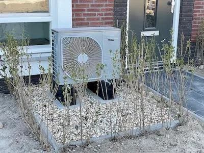 Installierte Außeneinheit einer Wärmepumpe